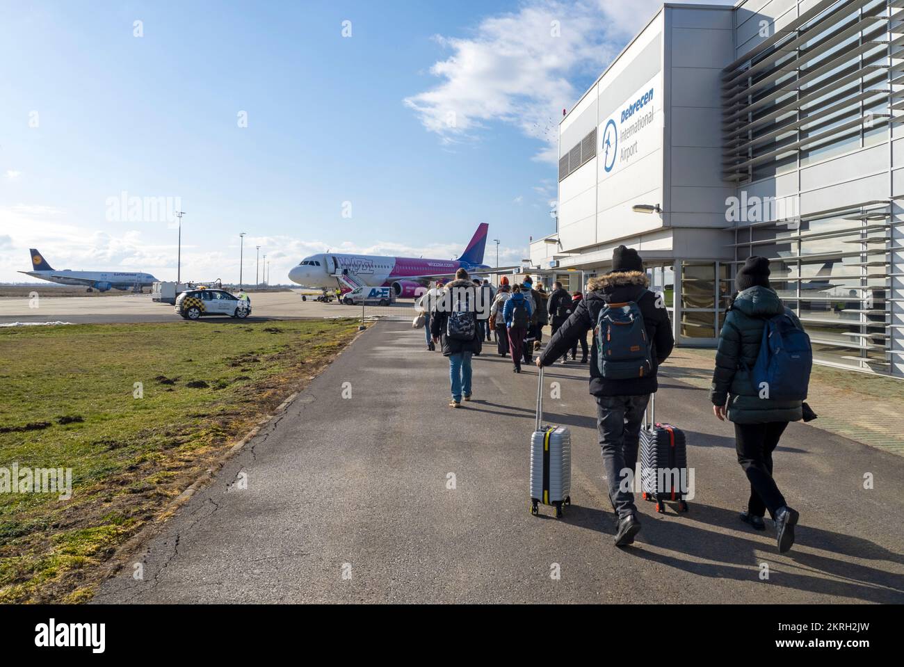 DEBRECEN - JANUAR 21: Passagiere, die vor dem Flug zum Flugzeug gehen, von der Wizz Air-Fluggesellschaft in Debrecen am 21. Januar. 2022 in Ungarn Stockfoto