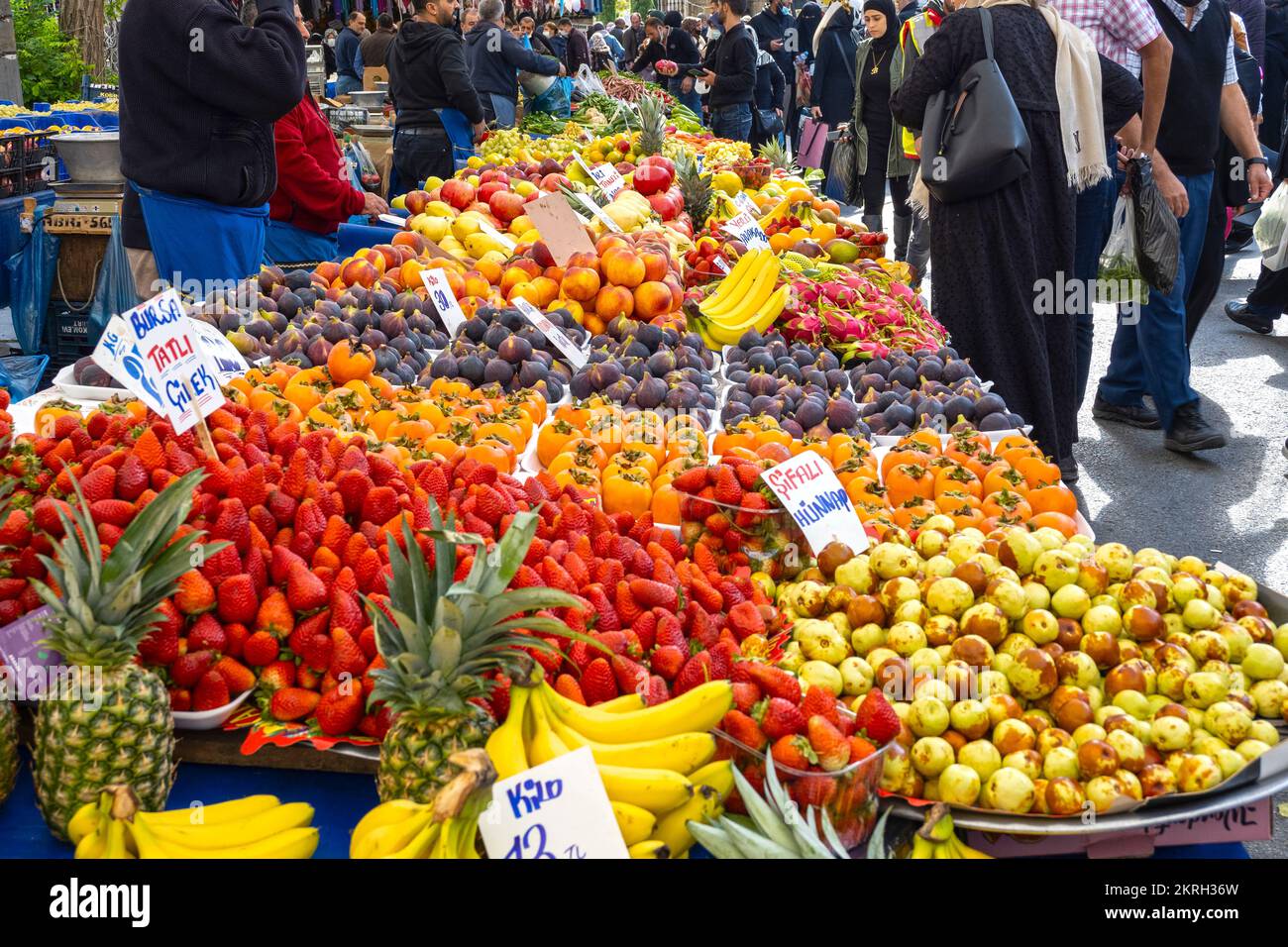 ISTANBUL - 17. OKTOBER: Lokaler Straßenmarkt oder Basar mit Reihen von frischem Obst und verschiedenen Speisen in Istanbul am 17. Januar. 2022 in der Türkei Stockfoto