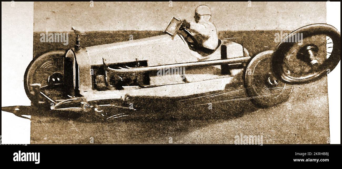 Eine Zeitschriftenabbildung aus den 1930er Jahren, die zeigt, wie ein Rennfahrer auf Britishdirt-Rennstrecken während eines Rennens ein Rad verliert. Stockfoto
