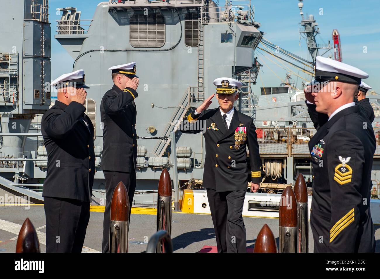 SAN DIEGO (17. Nov. 2022) Hinten ADM. Wayne Baze, Commander, Expeditionary Strike Group (ESG) 3, salutiert bei einer Zeremonie zum Kommandowechsel an Bord der Amphibien-Transportanlage USS Portland (LPD 27), 17. Nov. 2022. Captain Tate Robinson hat Captain DeWayne Sanders während der Zeremonie zum Befehlshaber der Amphibienstaffel 1 abgelöst. Stockfoto