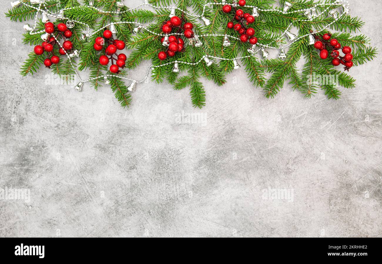 Weihnachtsbaumzweige rote Beeren Silber Girlande Dekoration Stockfoto