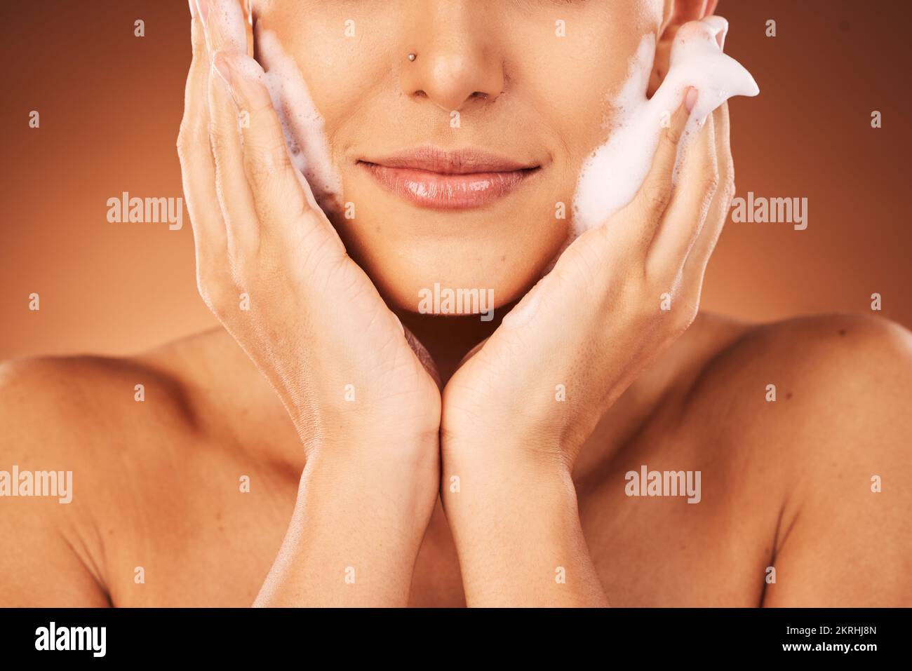 Frau, Gesicht und Hände mit Seife Hautpflege für eine kometische Schönheitsroutine, natürliche Körper- und Flüssigkeitsreinigung Wellness. Nachhaltige kosmetische Gesundheit Stockfoto
