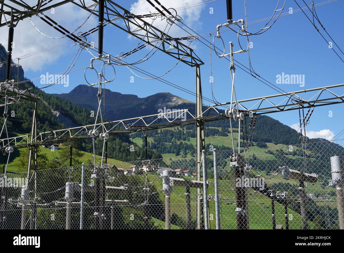 Hochspannungs-Stromverteilungsanlage mit Kabeln, Ausstoßsicherungen, Überspannungsableitern und anderen Komponenten. Stockfoto
