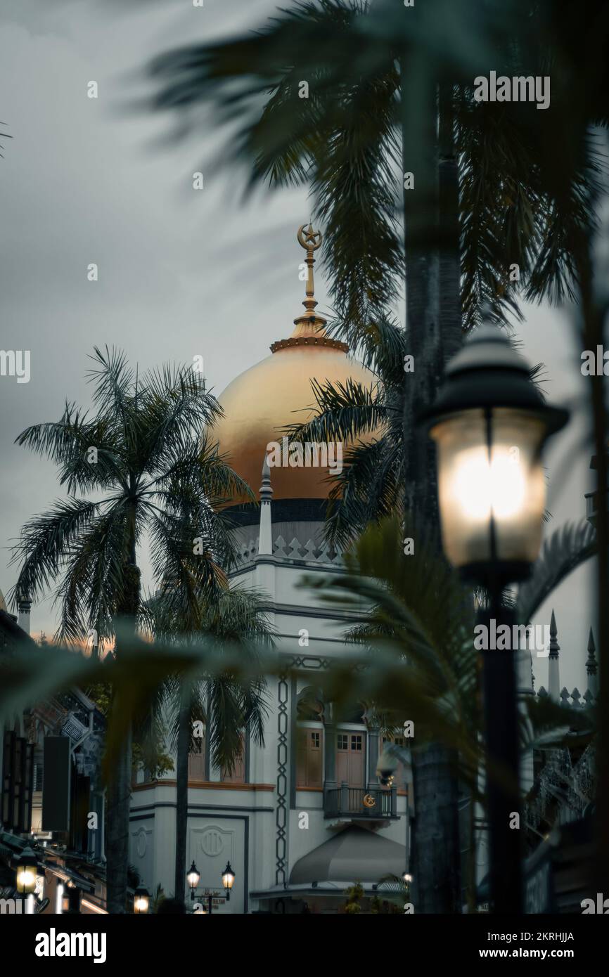 Wunderschöne Moschee mit gelber Kuppel Stockfoto