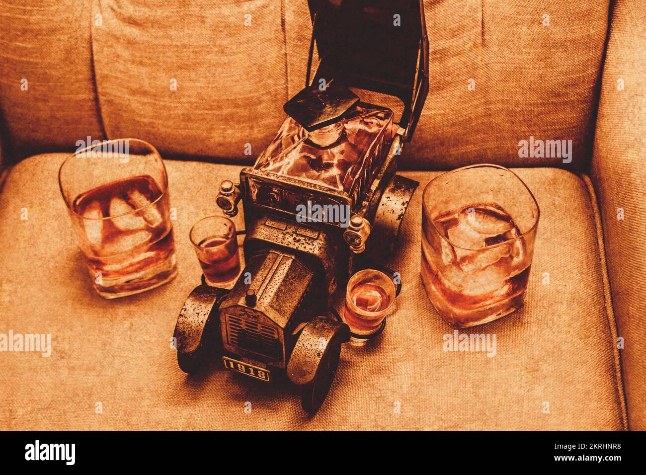 Alte Kunstwerke aus verwittertem Alkohol auf einem Whisky-Wagen mit Sammlerdekor in der Bar. Seit 1918 im Alter Stockfoto