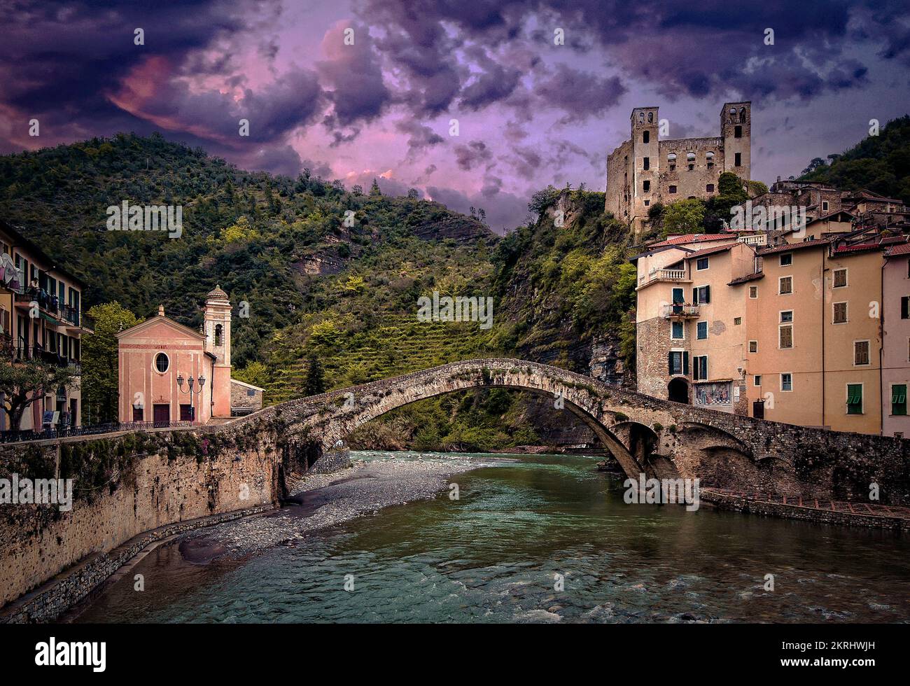Italien Liguria Dolceacqua Blick mit Schloss Stockfoto