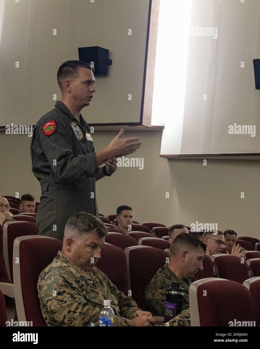 USA Marineleutnant Charles Jordan, ein MV-22 Osprey Naval Aviator und Air Officer, L-3, Task Force 76/3, bespricht mit Marines und Matrosen Nachbesprechungen für Noble Fusion an Bord von Camp Courtney, Okinawa, Japan, am 18. November 2022. Noble Fusion ist eine Lern- und Experimentierkampagne, in der TF 76/3 Konzepte zur Integration der Seeschifffahrt durch Operationen auf See und an Land experimentiert, betreibt und evaluiert und so eine einsatzbereitere und fähigere Truppe schafft, die bereit ist, das gesamte Spektrum der Operationen durchzuführen. Stockfoto