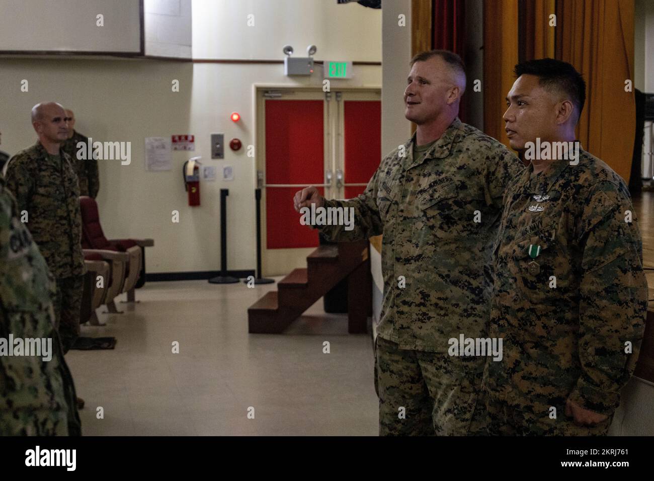 USA Marine Colonel Charles Readinger, Left, Marine Chief of Staff, Task Force 76/3, verleiht die Navy and Marine Corps Commendation Medal an Chief Petty Officer Juan Paulo Amio, einen Sanitäter des Krankenhauses, während einer Nachbesprechung für Noble Fusion an Bord von Camp Courtney, Okinawa, Japan, 18. November 2022. Noble Fusion ist eine Lern- und Experimentierkampagne, in der TF 76/3 Konzepte zur Integration der Seeschifffahrt durch Operationen auf See und an Land experimentiert, betreibt und evaluiert und so eine einsatzbereitere und fähigere Truppe schafft, die bereit ist, das gesamte Spektrum der Operationen durchzuführen. Stockfoto