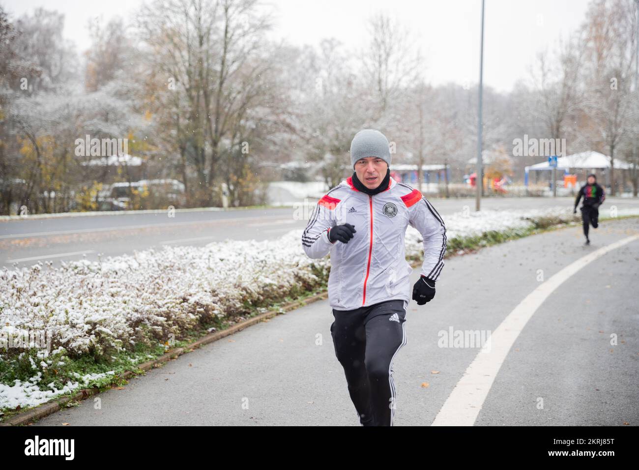 Arber Ceci, ein Anwaltsassistent der Task Force Orion, 27th Infantry Brigade Combat Team, New York Army National Guard, läuft während eines 5 km langen „Truthahn Trab“-Laufs in der Rose Barracks in Grafenwoehr, Deutschland, am 19. November 2022 in Richtung Ziellinie. Die U.S. Army Garrison Bavaria veranstaltet jährlich eine Veranstaltung, um die Moral zu stärken und die körperliche Fitness vor dem Erntedankfest zu fördern. 27. IBCT, 5K, NYNG, TF Orion, Thanksgiving, Truthahn Trab, Stockfoto