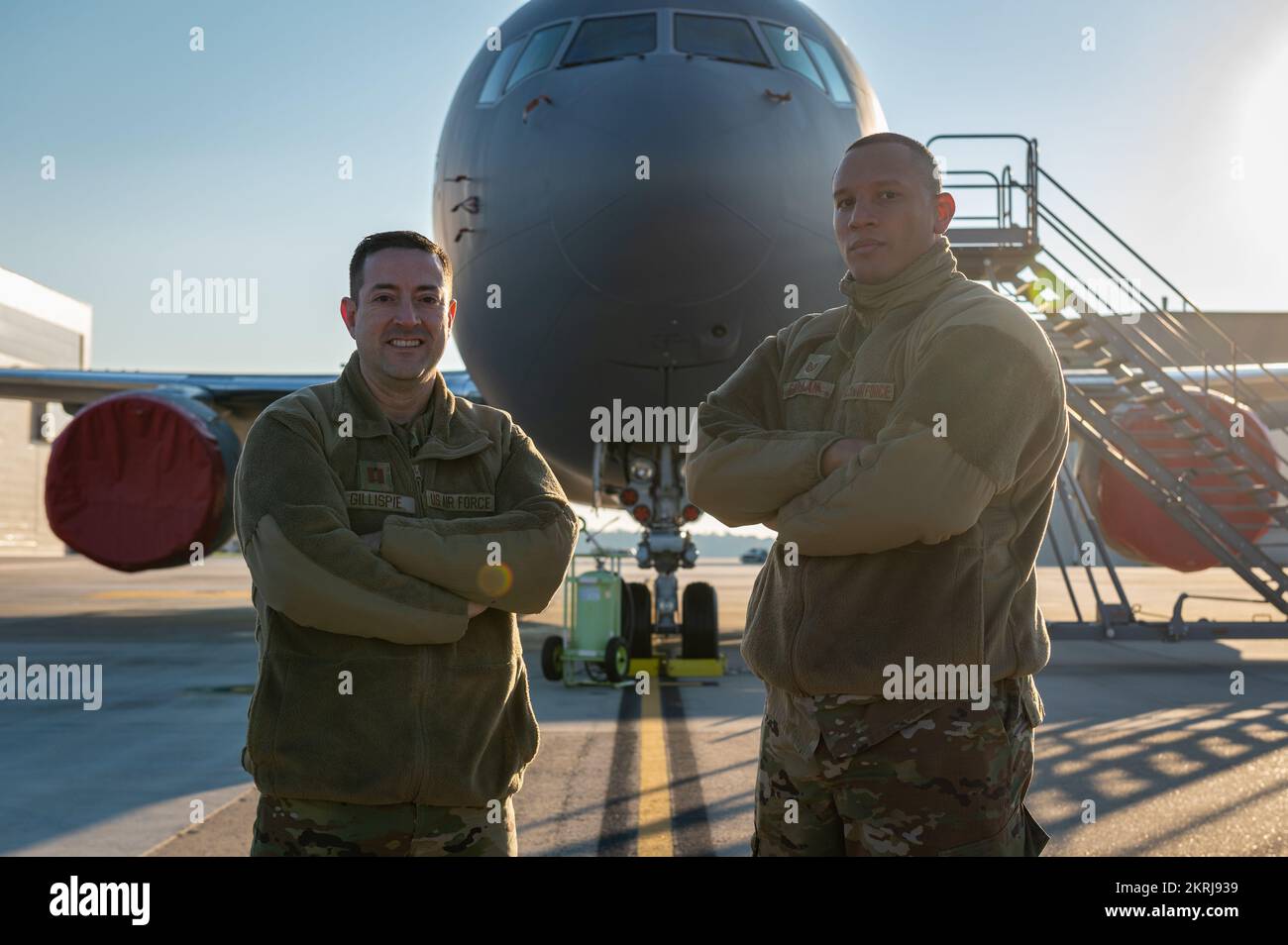 USA Air Force Captain John Gillispie, 305. Air Mobility Wing True North Kaplan und Tech. Sgt. Carlos Catalan, 305. AMW, Superintendent für religiöse Angelegenheiten im Norden, posieren für ein Foto in Joint Base McGuire-Dix-Lakehurst, N.J., 18. November 2022. Die Initiative True North integriert ein religiöses Unterstützungsteam und psychische Gesundheitsberater in Gruppen, um die für Airmen verfügbaren Ressourcen zu dezentralisieren. Stockfoto