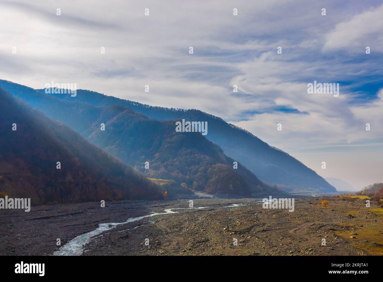 Die Mündung eines Bergflusses in Gakh Stockfoto