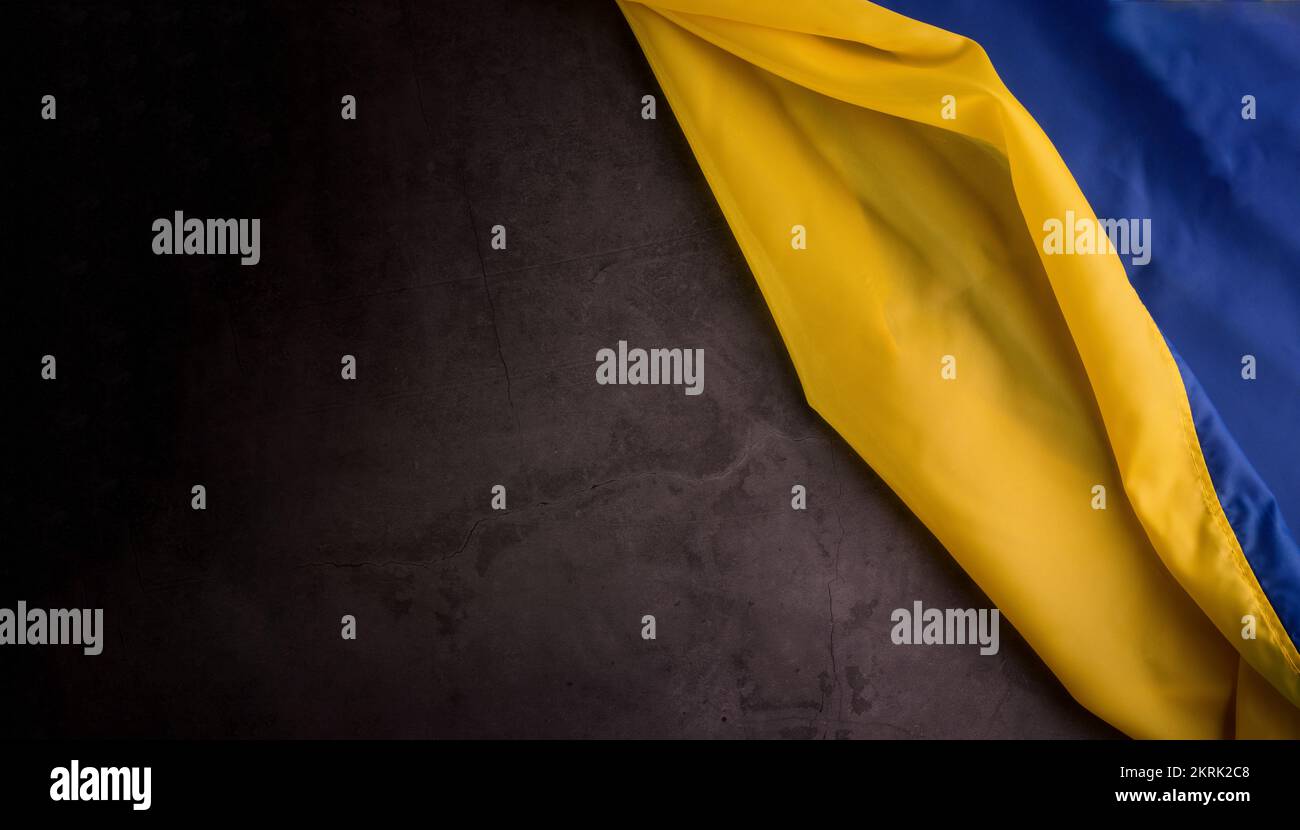 Nationale Flagge der Ukraine. Nahaufnahme: Gewelltes Blau und gelbe Flagge. Stockfoto