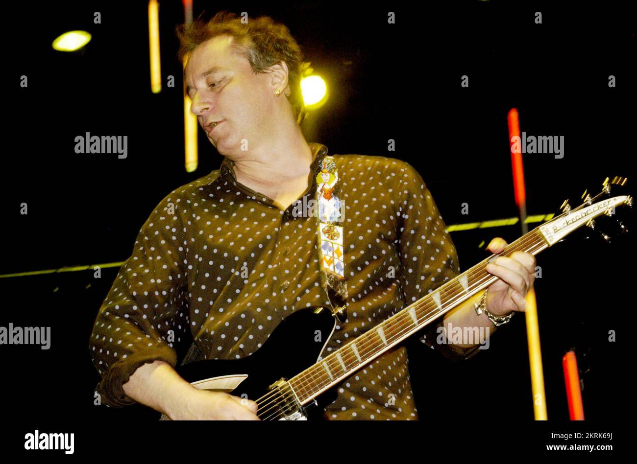 PETER BUCK, REM, WORLD TOUR, 2005: Rickenbacker spielt Gitarrist Peter Buck der legendären amerikanischen Band R.E.M. im Millennium Stadium auf der Around the Sun Tour in Cardiff am 10. Juli 2005. Foto: ROB WATKINS. INFO: R.E.M. war eine US-amerikanische Rockband, die 1980 in Athen gegründet wurde. Bekannt für ihren einflussreichen alternativen Rock-Sound, erreichten sie mit Hits wie „Losing My Religion“ und „Everybody Hurts“ weltweite Erfolge und wurden zu legendären Persönlichkeiten in der Musikszene der 1980er und 1990er Jahre. Stockfoto