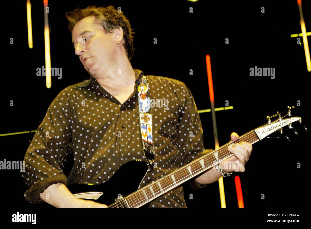 PETER BUCK, REM, WORLD TOUR, 2005: Rickenbacker spielt Gitarrist Peter Buck der legendären amerikanischen Band R.E.M. im Millennium Stadium auf der Around the Sun Tour in Cardiff am 10. Juli 2005. Foto: ROB WATKINS. INFO: R.E.M. war eine US-amerikanische Rockband, die 1980 in Athen gegründet wurde. Bekannt für ihren einflussreichen alternativen Rock-Sound, erreichten sie mit Hits wie „Losing My Religion“ und „Everybody Hurts“ weltweite Erfolge und wurden zu legendären Persönlichkeiten in der Musikszene der 1980er und 1990er Jahre. Stockfoto