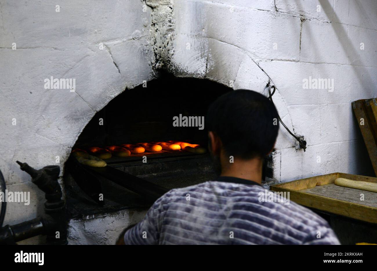 Eine traditionelle Feuerofenbäckerei, spezialisiert auf Ka'ek Al-Quds - Sesambagelbrot. Christliches Viertel, Altstadt von Jerusalem. Stockfoto