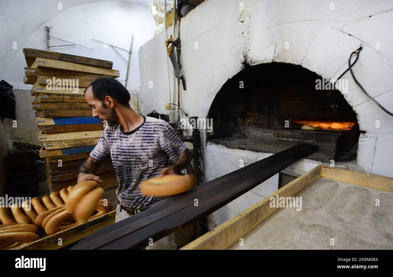 Eine traditionelle Feuerofenbäckerei, spezialisiert auf Ka'ek Al-Quds - Sesambagelbrot. Christliches Viertel, Altstadt von Jerusalem. Stockfoto
