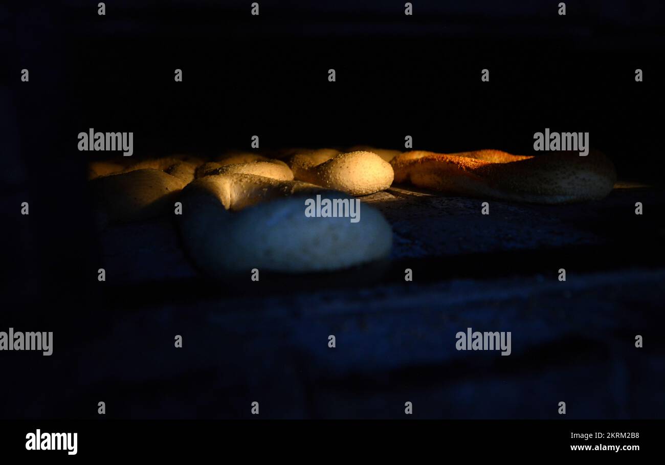 Eine traditionelle Feuerofenbäckerei, spezialisiert auf Ka'ek Al-Quds - Sesambagelbrot. Christliches Viertel, Altstadt von Jerusalem. Stockfoto