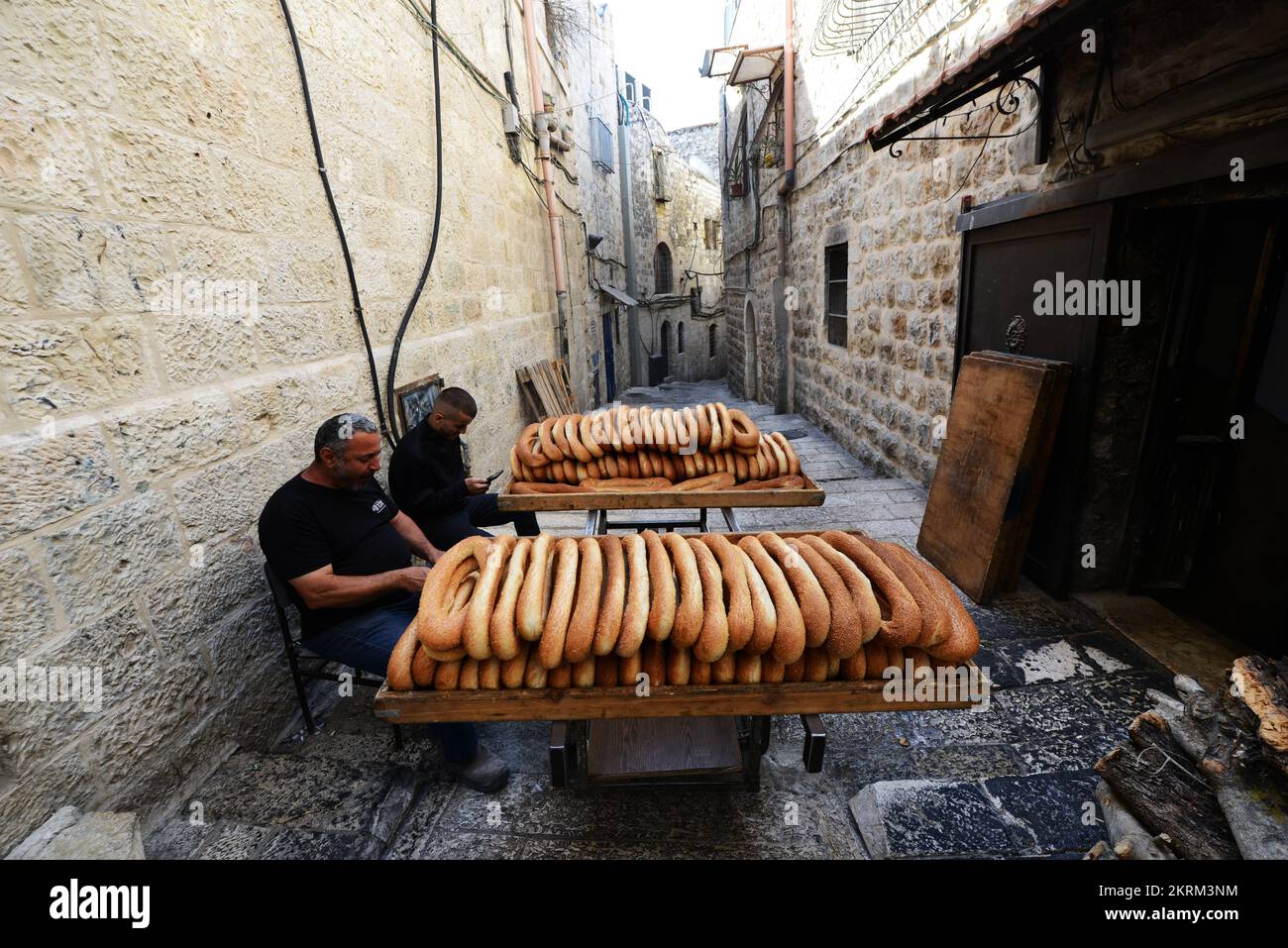 Frisches Ka'ek Al-Quds: Sesambagelbrot, das in einem traditionellen Wagen zu verschiedenen Geschäften in der Altstadt von Jerusalem geliefert wird. Stockfoto