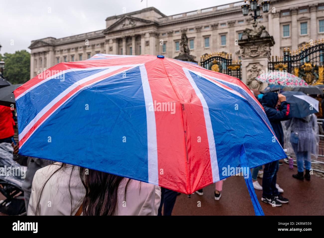 Die Briten versammeln sich vor dem Buckingham Palace, um nach dem Tod von Königin Elizabeth II., London, Großbritannien, ihre Ehre zu erweisen. Stockfoto