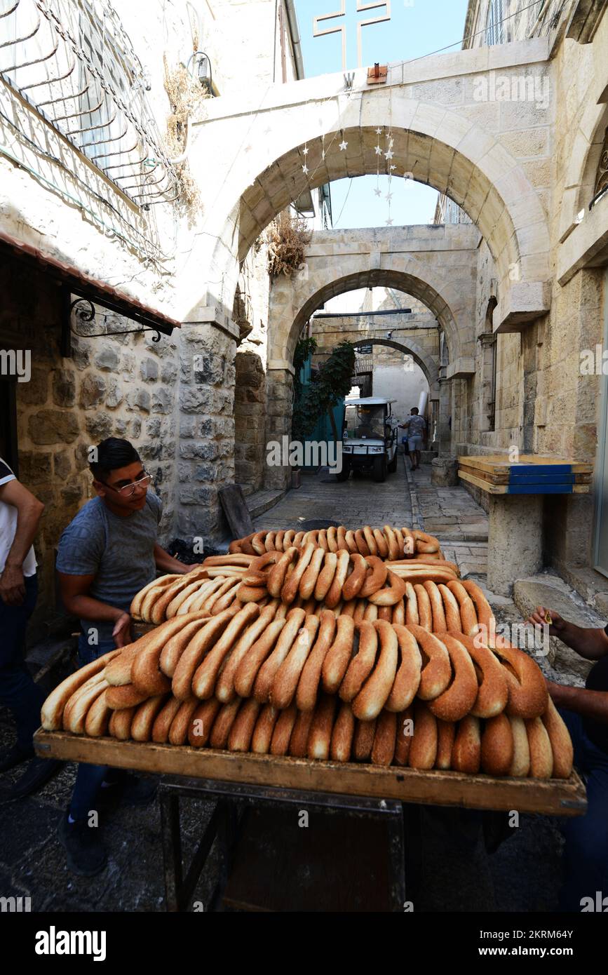 Frisches Ka'ek Al-Quds: Sesambagelbrot, das in einem traditionellen Wagen zu verschiedenen Geschäften in der Altstadt von Jerusalem geliefert wird. Stockfoto