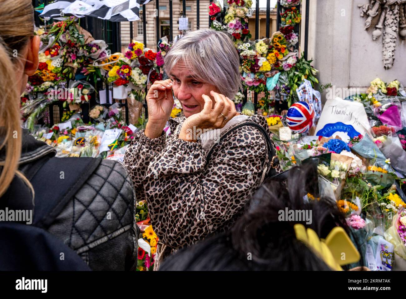 Die Briten versammeln sich vor dem Buckingham Palace, um Blumen zu legen und nach dem Tod von Königin Elizabeth II., London, Großbritannien, ihre Ehre zu erweisen. Stockfoto