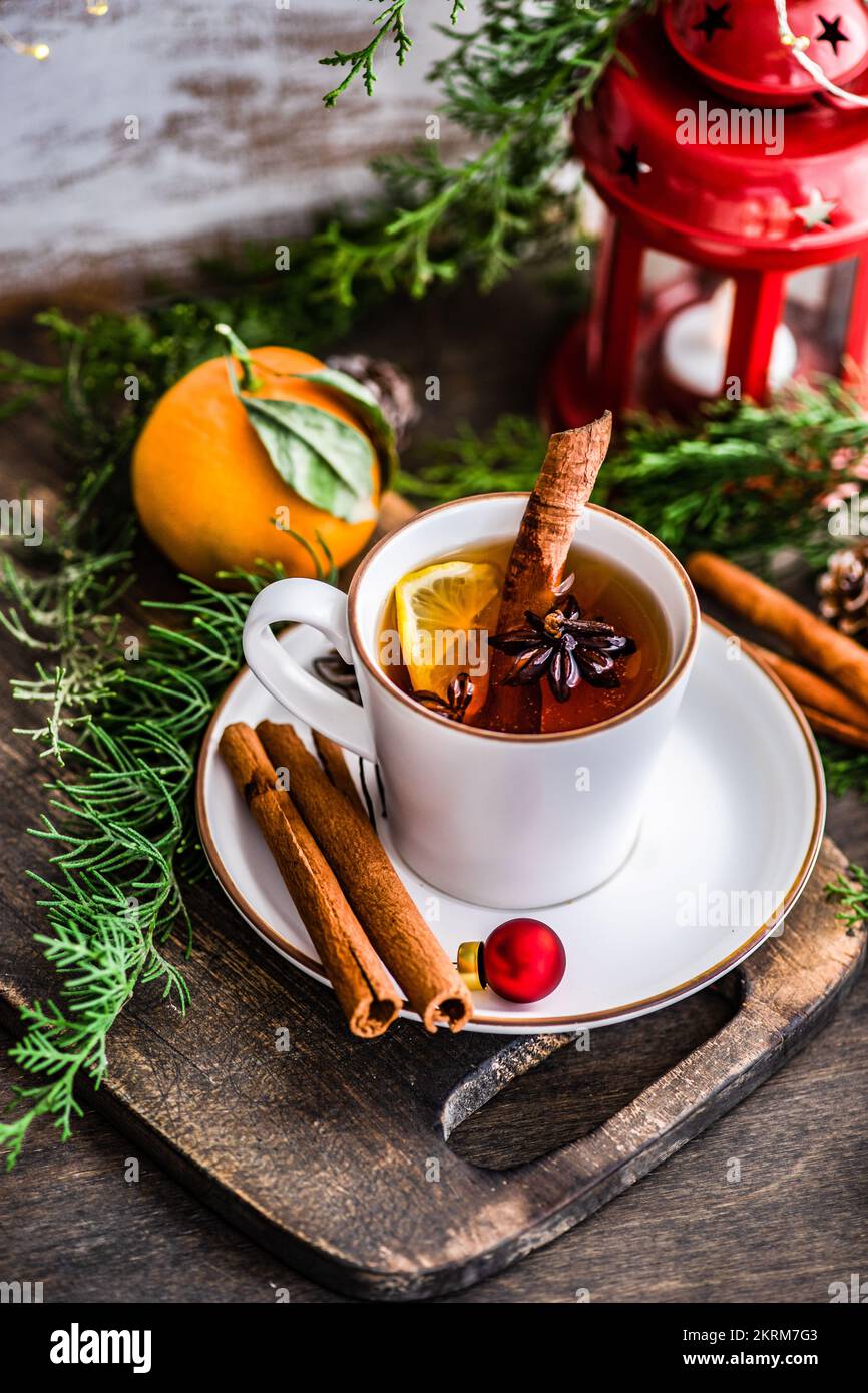 Heißer Wintertee mit Gewürzen und Zitrone in der Tasse Stockfoto