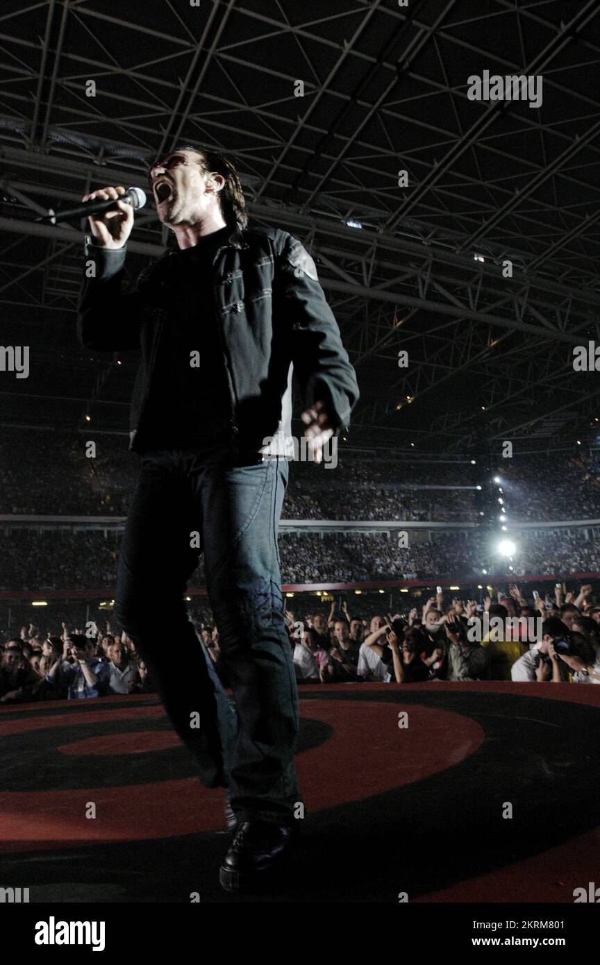 BONO, U2, WORLD TOUR CONCERT, 2005: Leadsänger Bono der irischen Band U2 im Millennium Stadium in Cardiff, 29. Juni 2005. Foto: ROB WATKINS. INFO: U2 ist eine irische Rockband, die 1976 gegründet wurde und für ihren anthemischen Sound und ihre sozial bewussten Texte bekannt ist. Mit ikonischen Alben wie „The Joshua Tree“ und „Achtung Baby“ erreichten sie weltweite Bekanntheit, angeführt von charismatischem Frontmann Bono und innovativem Gitarristen The Edge. Stockfoto