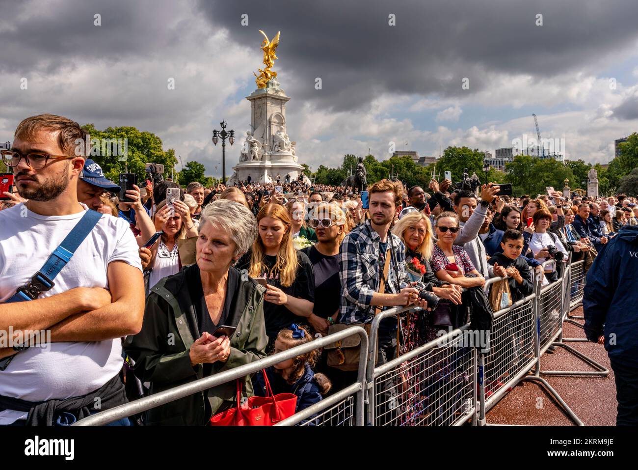 Die Briten warten vor dem Buckingham-Palast auf die Ankunft von König Karl III. Nach dem Tod seiner Mutter Königin Elizabeth II., London, Großbritannien. Stockfoto