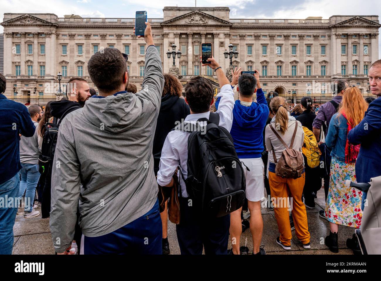 Die Briten versammeln sich vor dem Buckingham Palace, um nach dem Tod von Königin Elizabeth II., London, Großbritannien, ihre Ehre zu erweisen. Stockfoto