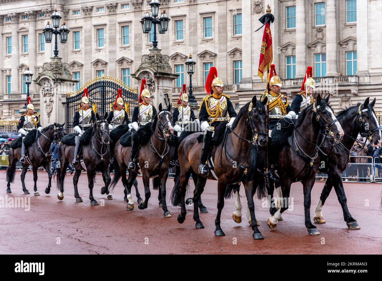 Die königliche Truppe Royal Horse Artillery Pass Buckingham Palace auf dem Weg zum Hyde Park nach dem Tod von Königin Elizabeth II., London, Großbritannien. Stockfoto