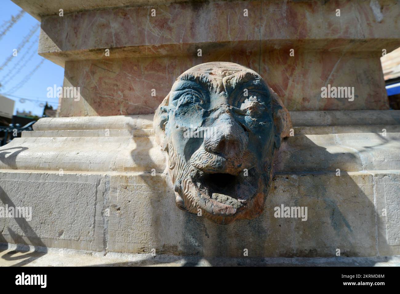 Ein Wasserbrunnen in Form eines menschlichen Gesichts, der 1903 vom griechisch-orthodoxen Patriarchat im neobarocken Stil erbaut wurde. Jerusalem, Israel. Stockfoto