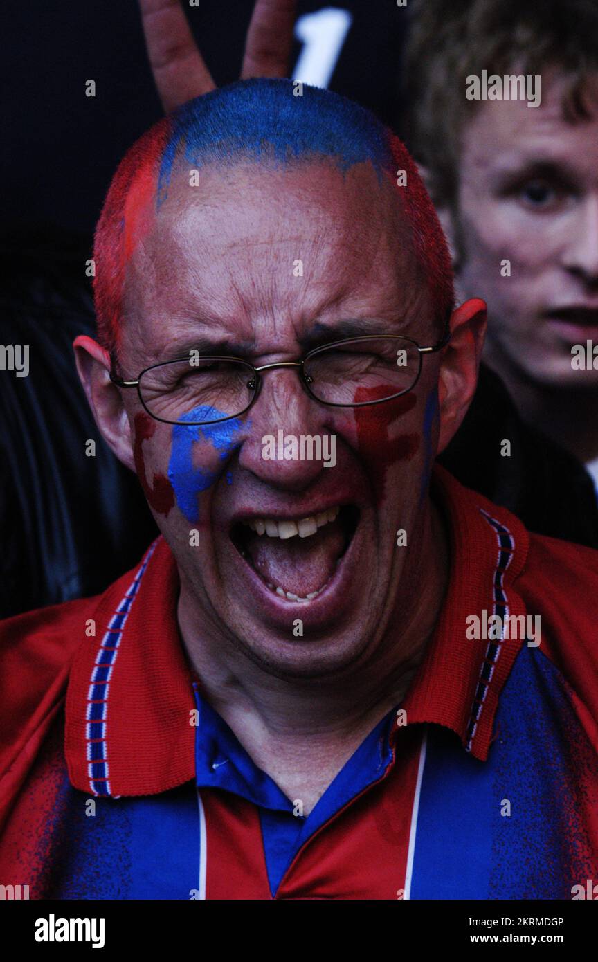 Premierhip Play-off-Finale zwischen Crystal Palace und West Ham im Millennium Stadium in Cardiff, 29. Mai 2004. Bild: ROB WATKINS im Bild: Crystal Palace Fans feiern ihren Sieg wild Stockfoto