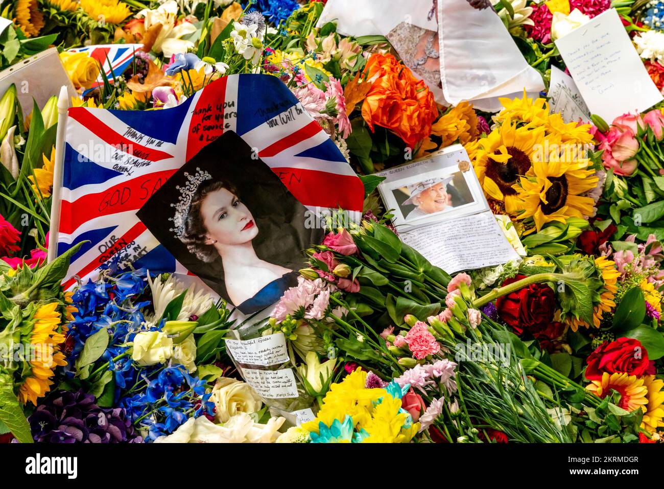 Blumenschmuck für Queen Elizabeth II im Floral Tribute Garden in Green Park, London, Großbritannien. Stockfoto