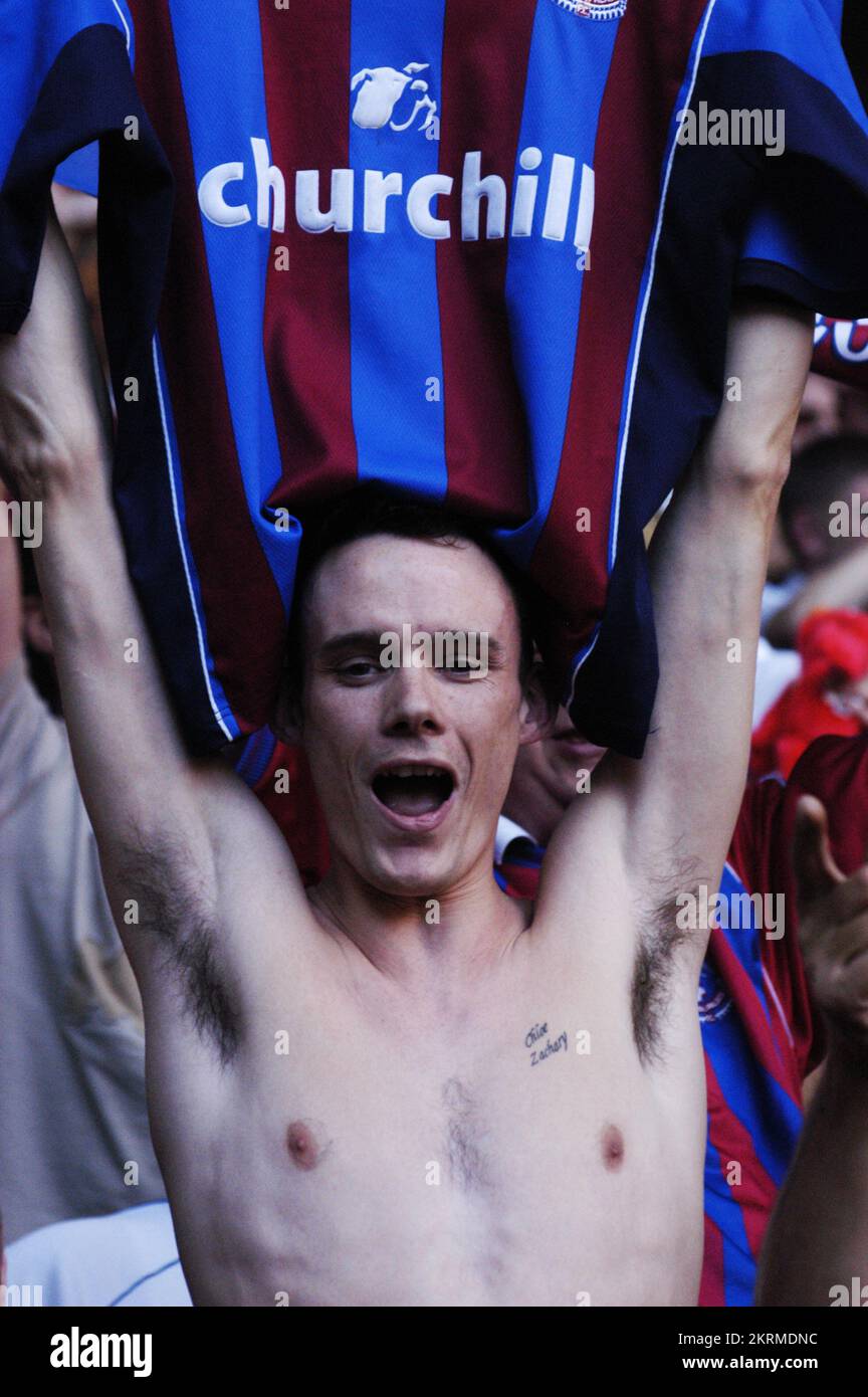 Premierhip Play-off-Finale zwischen Crystal Palace und West Ham im Millennium Stadium in Cardiff, 29. Mai 2004. Bild: ROB WATKINS im Bild: Crystal Palace Fans feiern ihren Sieg wild Stockfoto