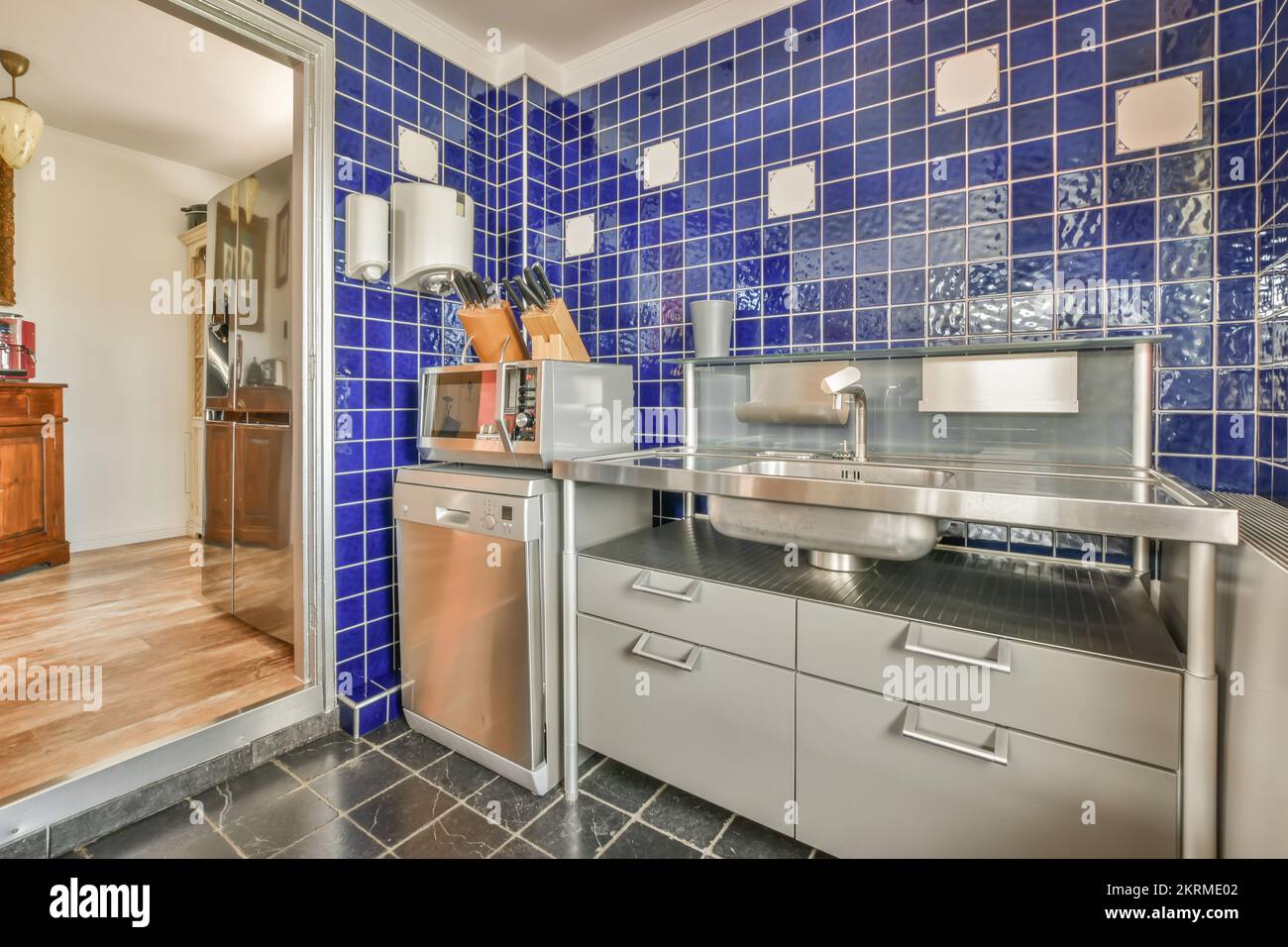 Küche mit Mikrowelle und Geschirrspüler neben dem Waschbecken Stockfoto