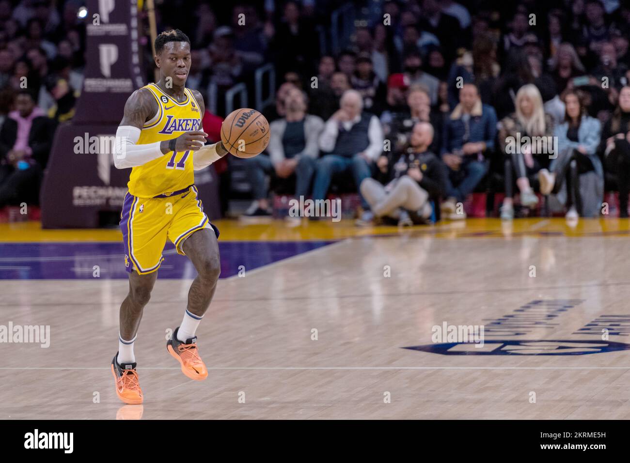 Los Angeles, USA. 28.. November 2022. Basketball: NBA, Hauptrunde, Los Angeles Lakers - Indiana Pacers. Basketballspieler Dennis Schröder auf dem Ball. Kredit: Maximilian Haupt/dpa/Alamy Live News Stockfoto