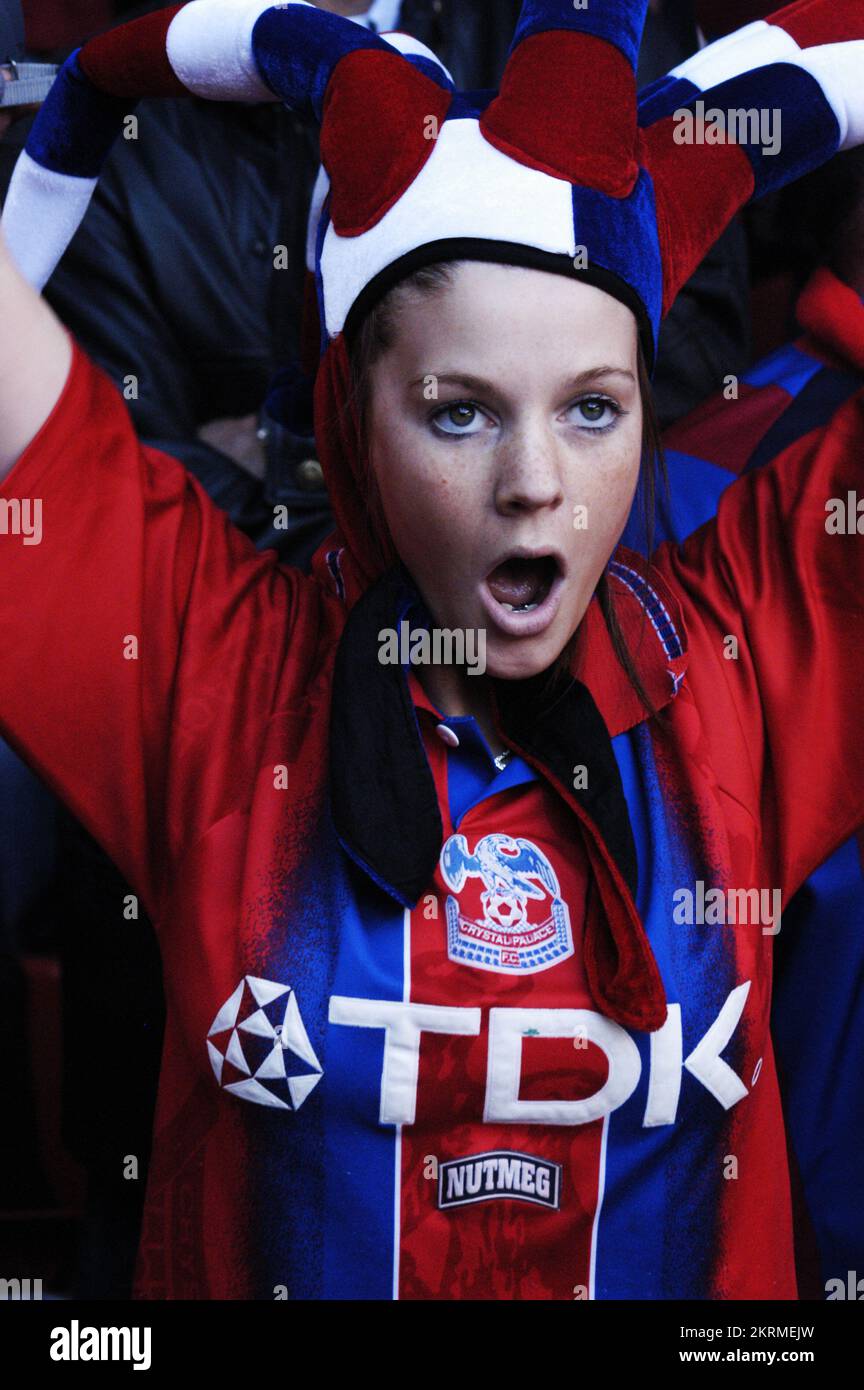 Premierhip Play-off-Finale zwischen Crystal Palace und West Ham im Millennium Stadium in Cardiff, 29. Mai 2004. Bild: ROB WATKINS im Bild: Crystal Palace Fans feiern ihren Sieg wild Stockfoto