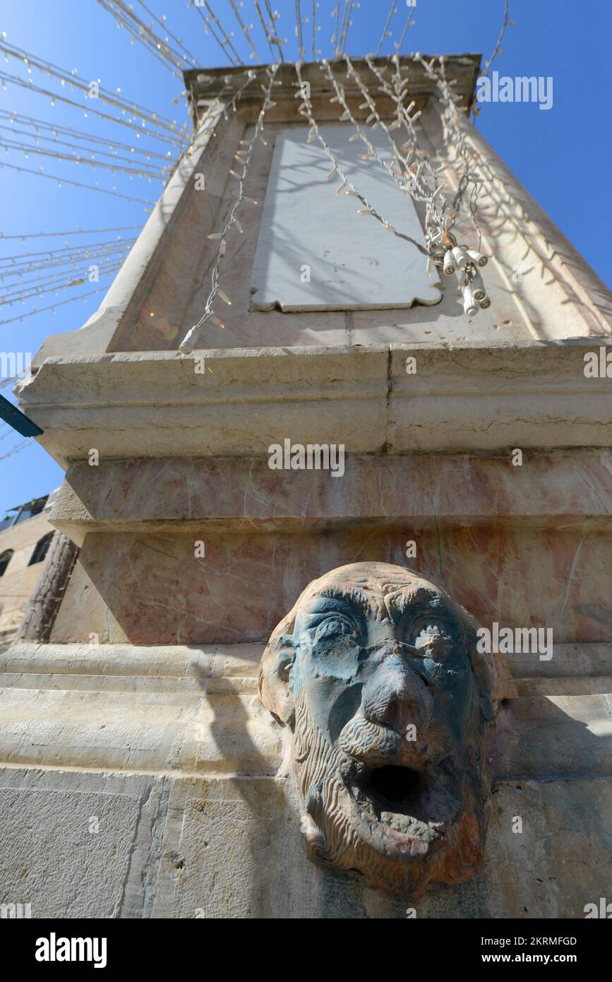 Ein Wasserbrunnen in Form eines menschlichen Gesichts, der 1903 vom griechisch-orthodoxen Patriarchat im neobarocken Stil erbaut wurde. Jerusalem, Israel. Stockfoto