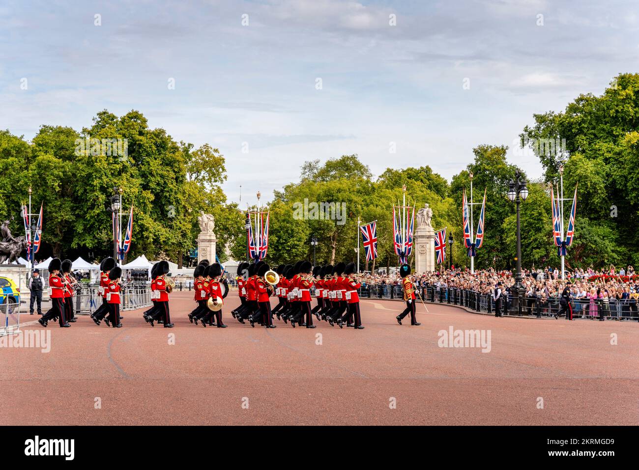 Menschenmassen beobachten die Irish Guards beim Verlassen des Buckingham Palace nach der Wachablösung nach dem Tod von Königin Elizabeth II., London, Großbritannien Stockfoto
