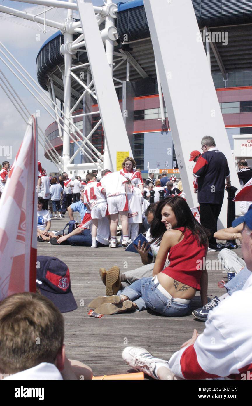 Fans und Zuschauer beim Finale des Rugby League Challenge Cup, St. Helens gegen Wigan, Cardiff Millennium Stadium, Mai 15 2004. BILD: ROB WATKINS Stockfoto