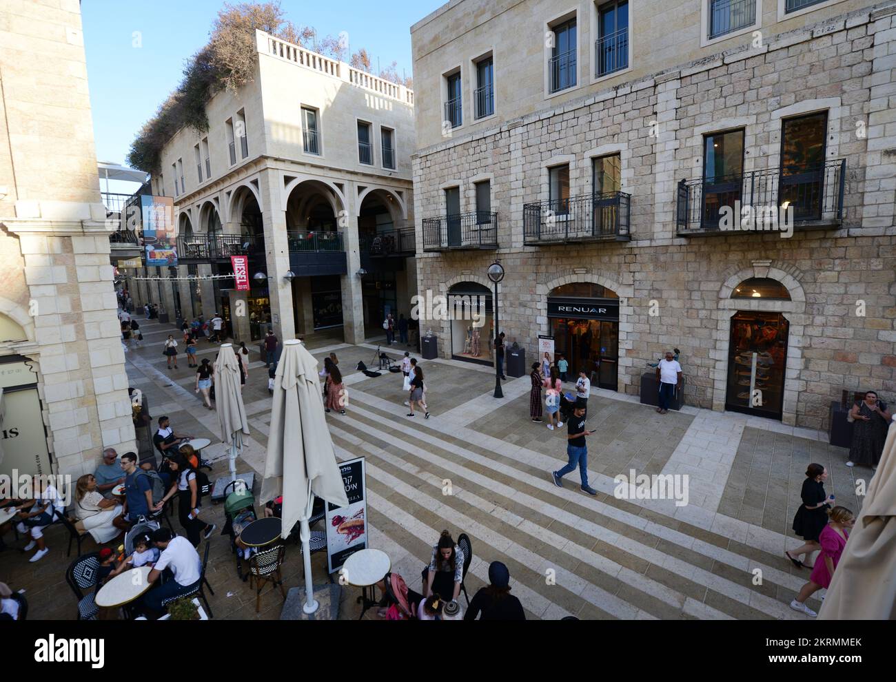 Die lebendige Alrov Mamilla Avenue ist ein beliebtes Open-Air-Einkaufszentrum in Jerusalem, Israel. Stockfoto