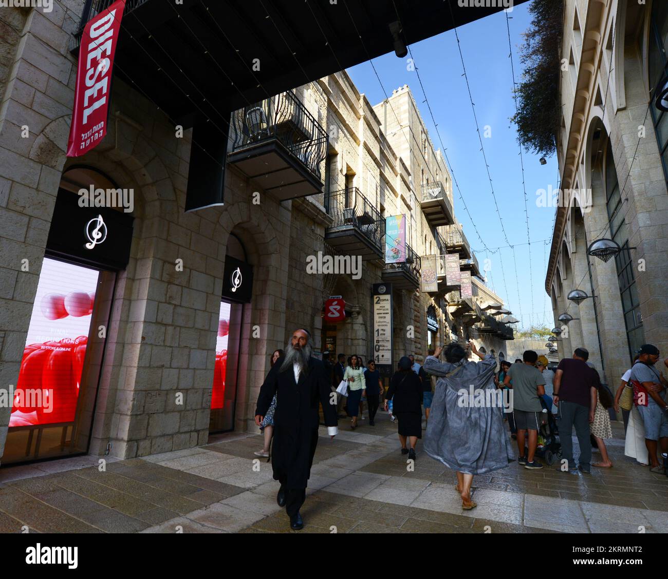 Die lebendige Alrov Mamilla Avenue ist ein beliebtes Open-Air-Einkaufszentrum in Jerusalem, Israel. Stockfoto