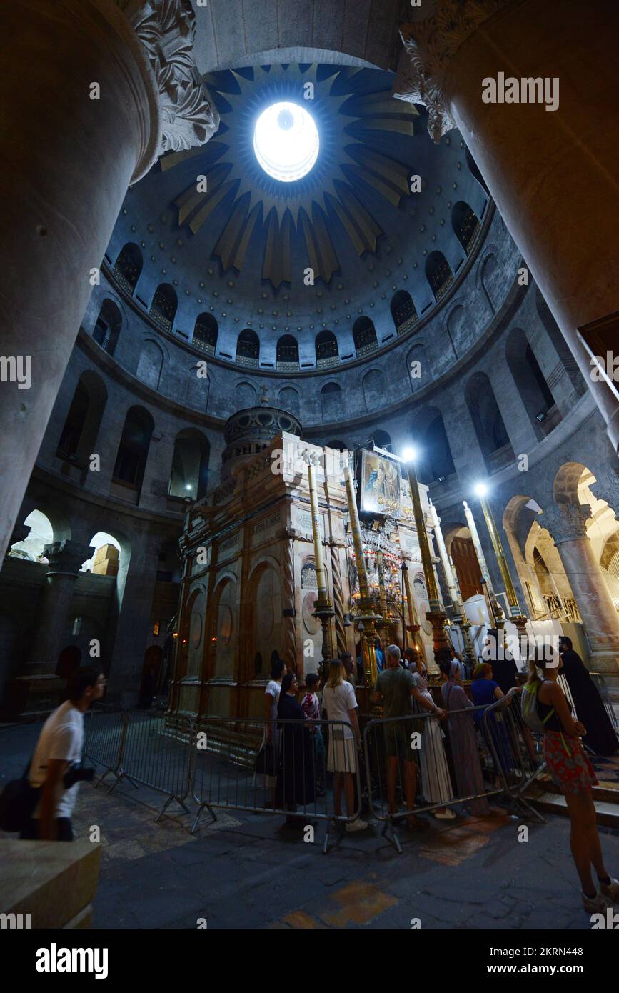 Die Ädikula im Inneren der Kirche des Heiligen Grabes in Jerusalem. Stockfoto