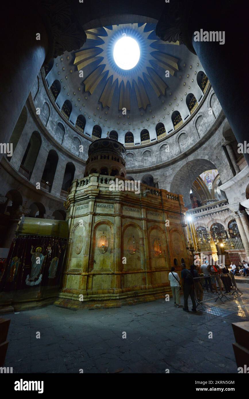 Die Ädikula im Inneren der Kirche des Heiligen Grabes in Jerusalem. Stockfoto