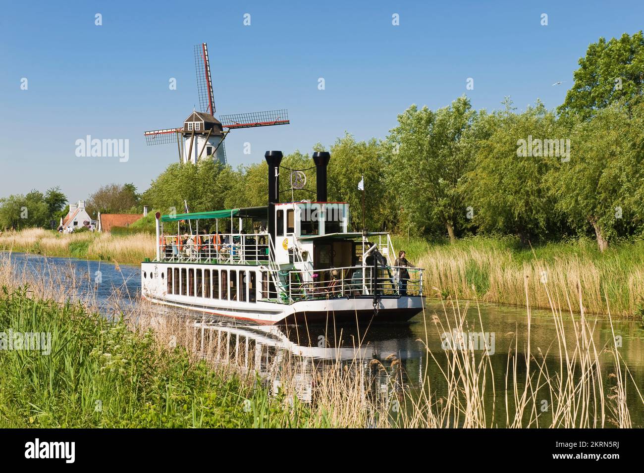 Touristenboot „Lamme Goedzak“ entlang des Kanals von Damme nach Brügge, Belgien Stockfoto