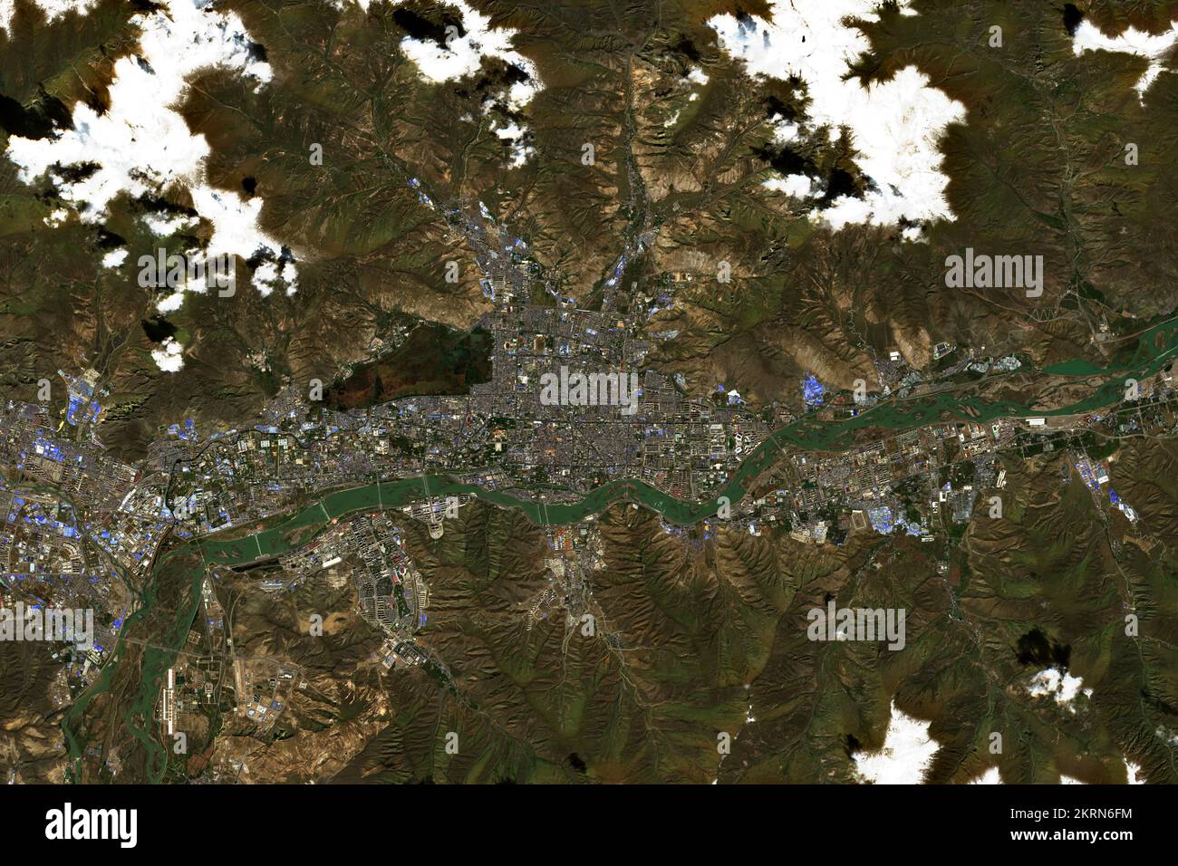 Hochauflösendes Satellitenbild von Lhasa in Tibet, China – enthält modifizierte Copernicus Sentinel-Daten (2022) Stockfoto