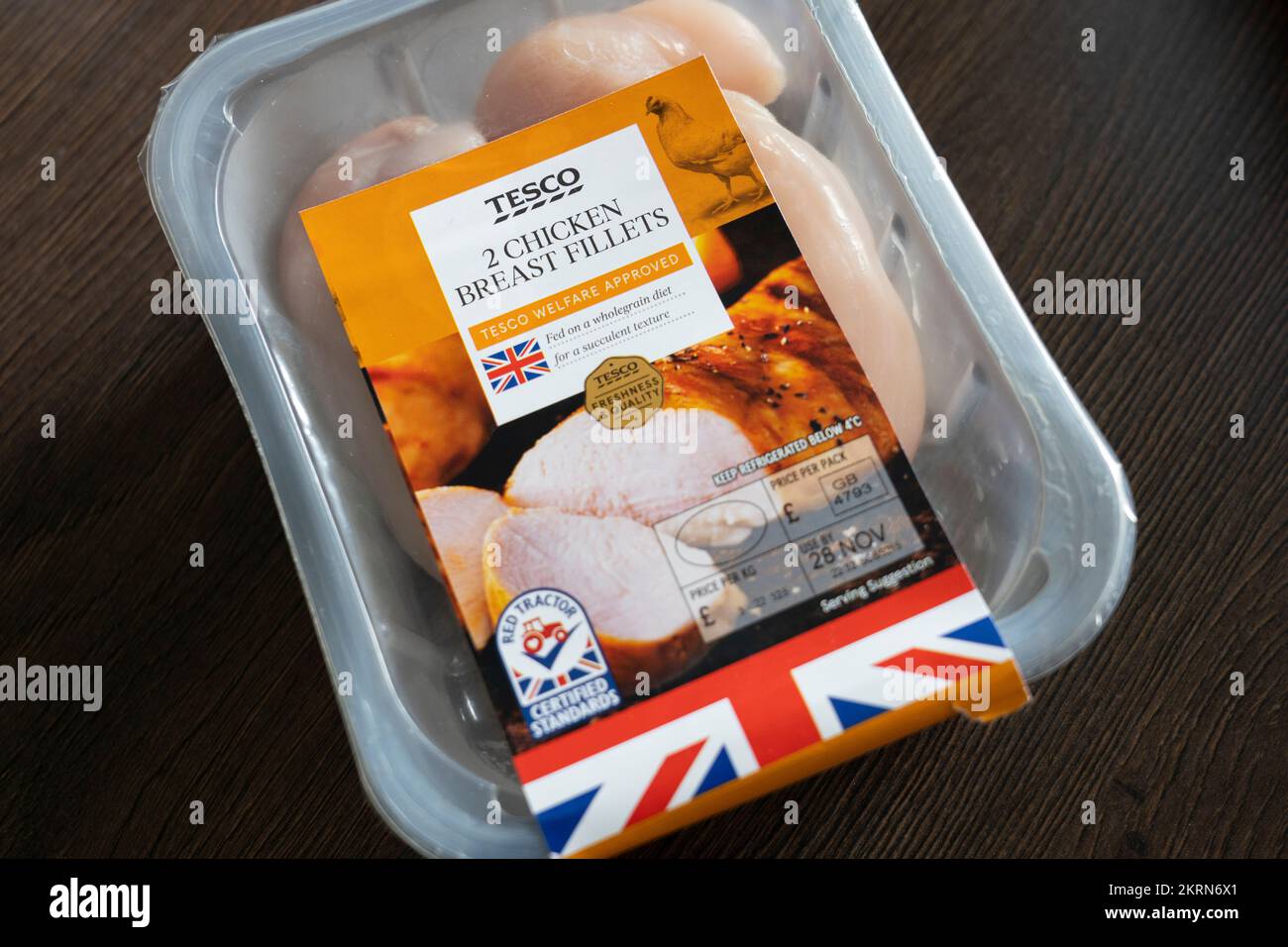 Eine Packung Hähnchen mit Tesco-Emblem auf einer Küchenarbeitsfläche mit einer britischen Flagge auf der Packung und dem Etikett „Red Tractor Certified Standards“. UK Stockfoto