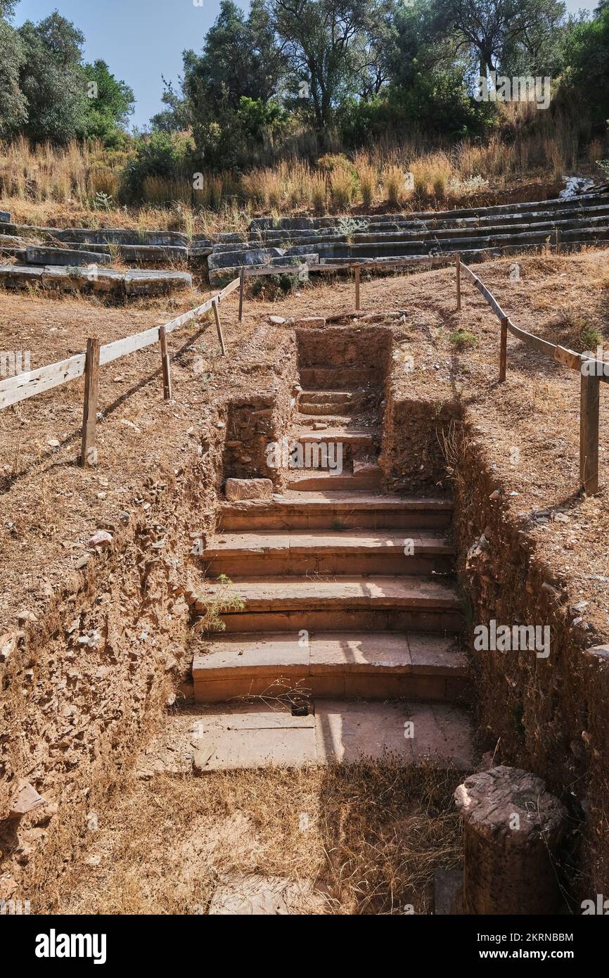 Euromos, Milas, Muğla, Türkei, September 2021: Antiken Stadt Euromus. Zerstörte Theaterausgrabung an der antiken Euromos-Stätte Stockfoto