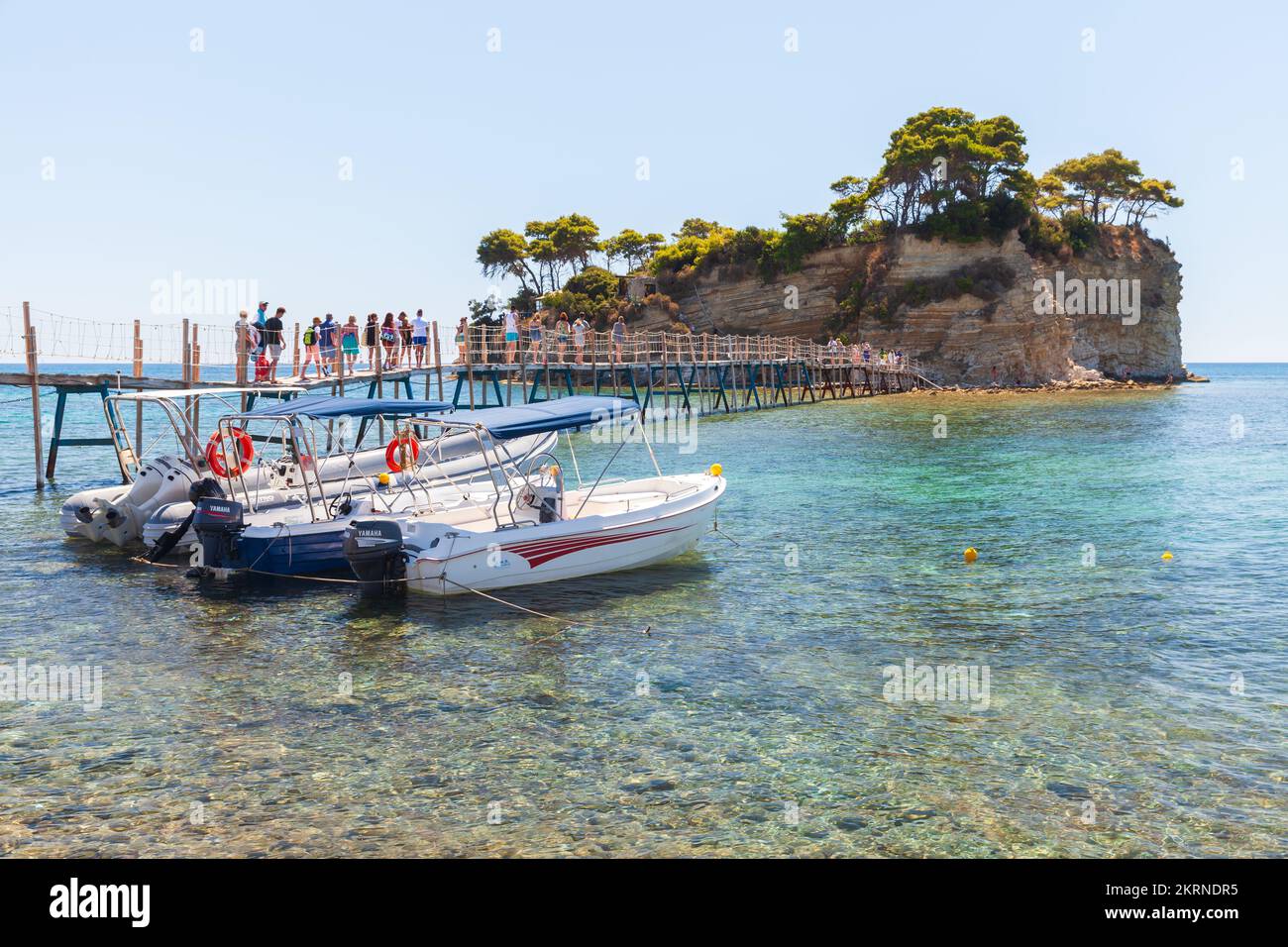 Zakynthos, Griechenland - 17. August 2016: An einem sonnigen Sommertag ankerten Motorboote in der Nähe der Brücke zur Insel Cameo Stockfoto