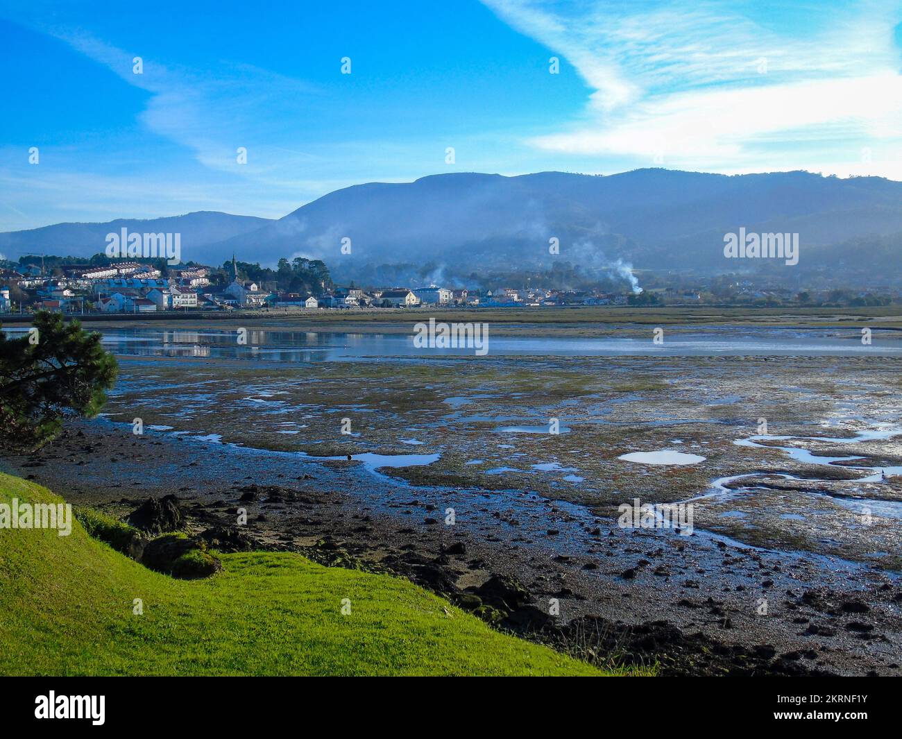 Mündung eines foz in Nigran. Es handelt sich um einen geschützten Naturraum, der seit 1999 Teil des Natura-2000-Netzes ist. Nigran - Spanien Stockfoto